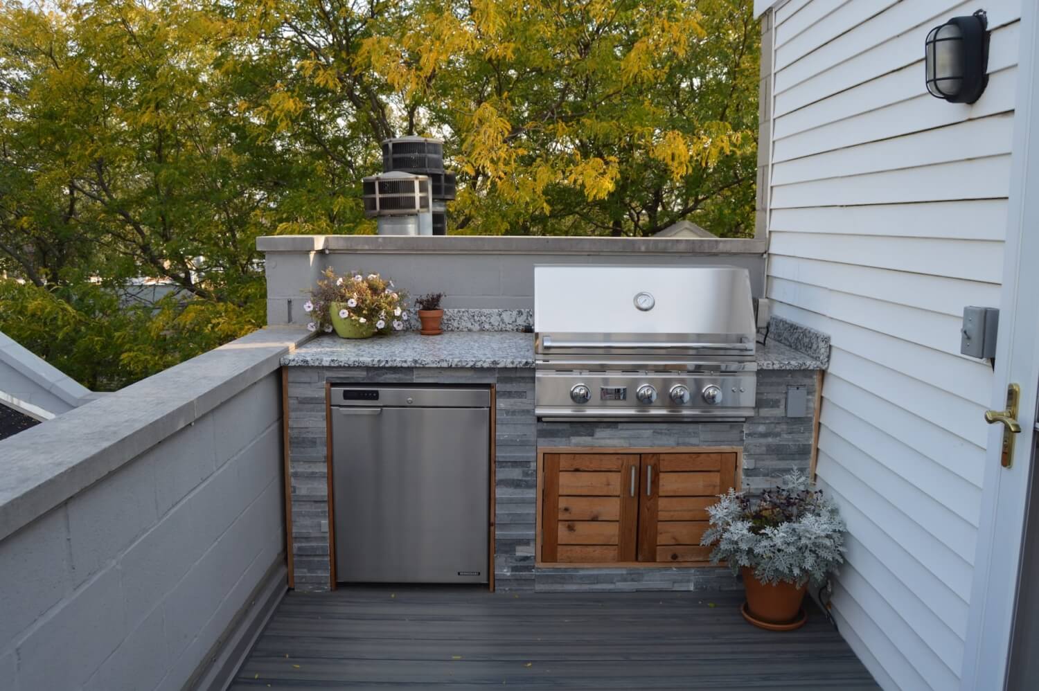 Rooftop Deck With TV & Greenery - Lakeview - Urban Rooftops - Chicago ...