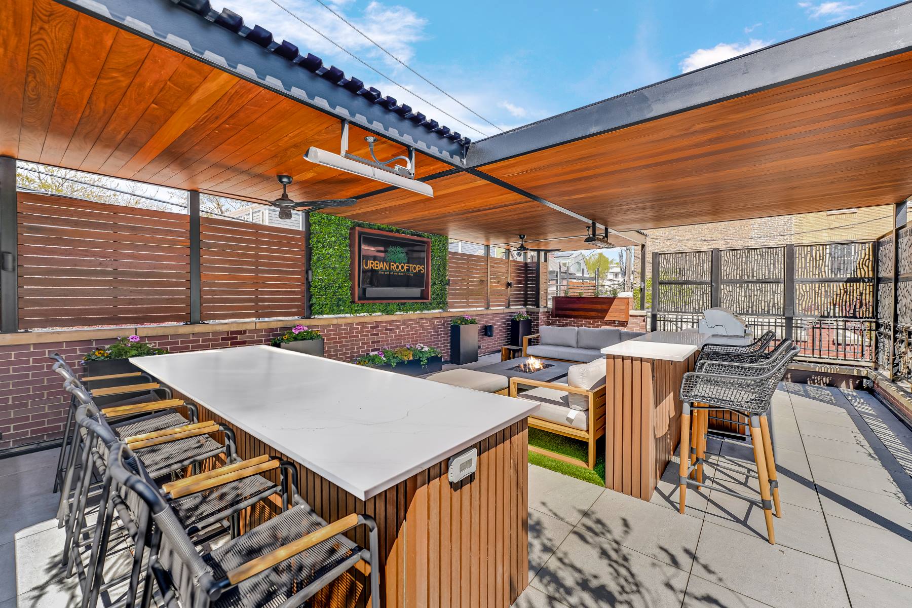 custom outdoor bar and lounge in bucktown chicago